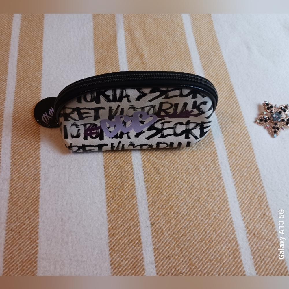 Victoria's Secret Purse XOXO Black WHITE Brand Zipper.